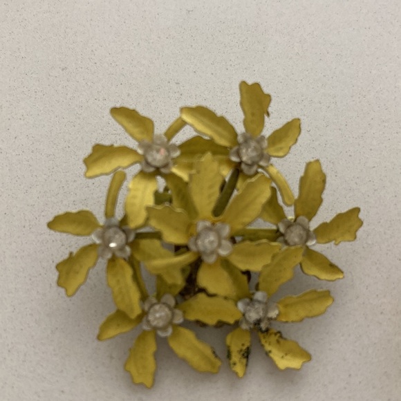 Vintage clip on Daisy cluster yellow earrings - Picture 3 of 4